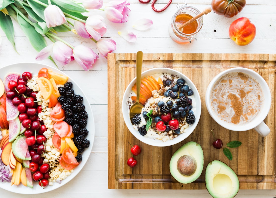 Alimentation équilibrée avec fruits et légumes frais